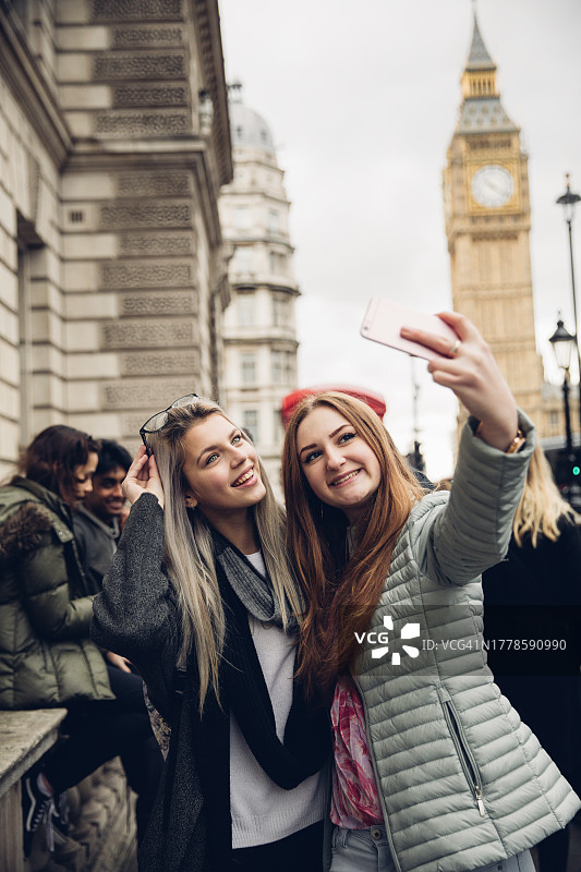 在伦敦观光的青少年游客图片素材