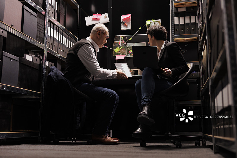 在办公室工作的商务人士图片素材