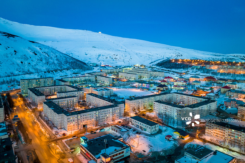 基洛夫斯克夜景：房屋在夜晚的灯光下，冬季极地城市（俄罗斯基洛夫斯克，摩尔曼斯克州，科拉半岛，又名希比诺戈尔斯克，寒冷的冬季天气）图片素材