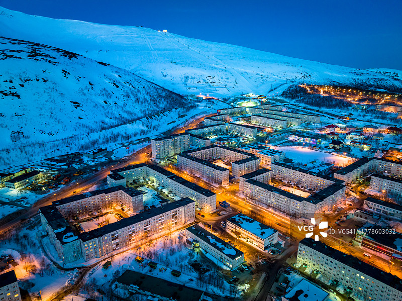 基洛夫斯克夜景：房屋在夜晚的灯光下，冬季极地城市（俄罗斯基洛夫斯克，摩尔曼斯克州，科拉半岛，又名希比诺戈尔斯克，寒冷的冬季天气）图片素材