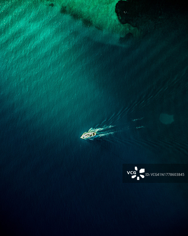 希腊海中船只航拍图片素材