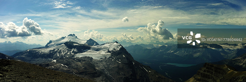 白雪皑皑的群山映衬着天空的全景图片素材