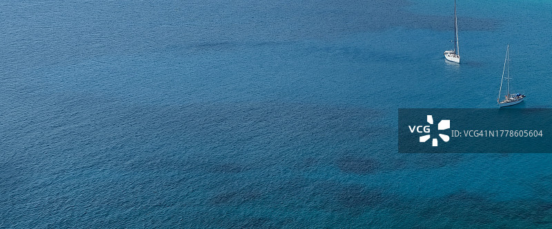 海上帆船的高角度视图图片素材