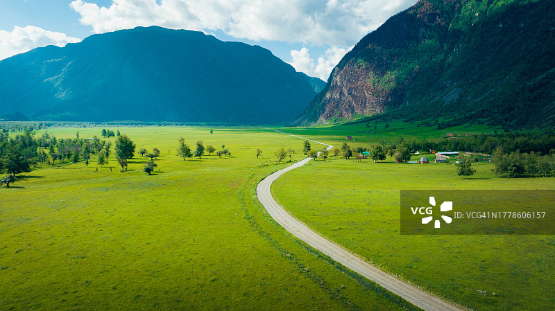 丘雷什曼山谷的夏日景色：山路、绿色高山草甸和壮丽山脉，俄罗斯风光，阿尔泰山，西伯利亚图片素材