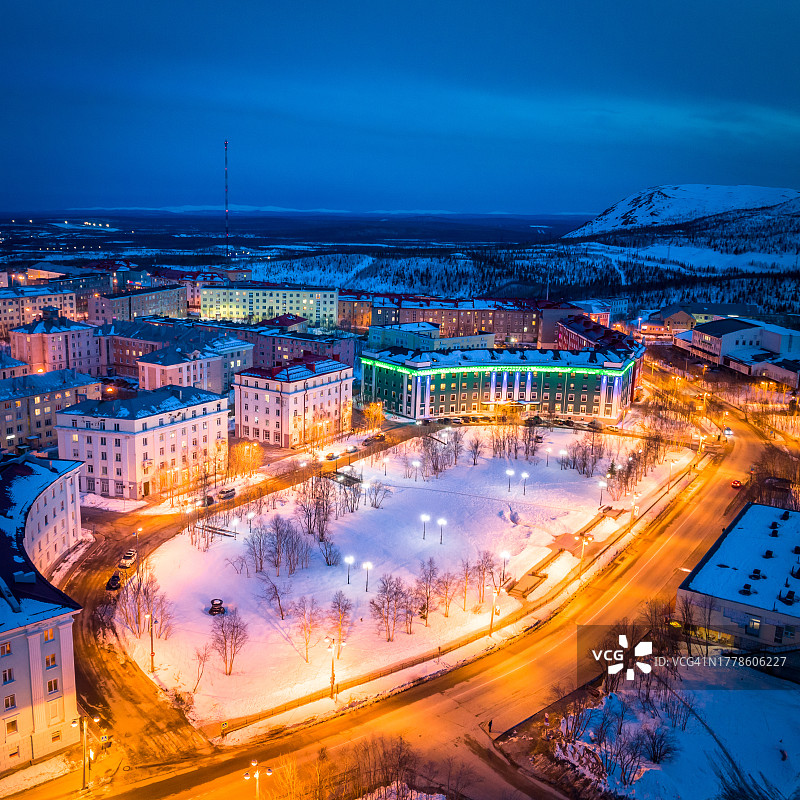 基洛夫斯克夜景：房屋在夜晚的灯光下，冬季极地城市（俄罗斯基洛夫斯克，摩尔曼斯克州，科拉半岛，又名希比诺戈尔斯克，寒冷的冬季天气）图片素材