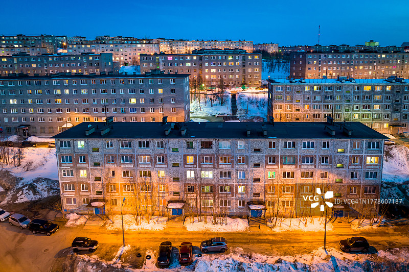 基洛夫斯克夜景：房屋在夜晚的灯光下，冬季极地城市（俄罗斯基洛夫斯克，摩尔曼斯克州，科拉半岛，又名希比诺戈尔斯克，寒冷的冬季天气）图片素材