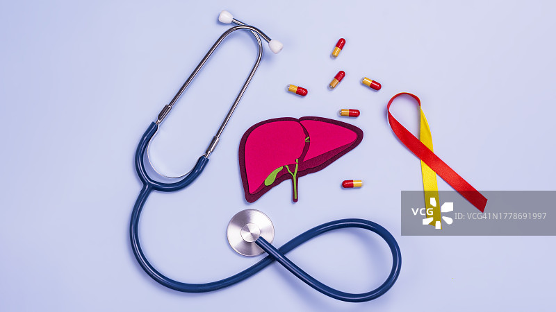 肝脏图像、胶囊和听诊器特写，肝炎宣传月图片素材