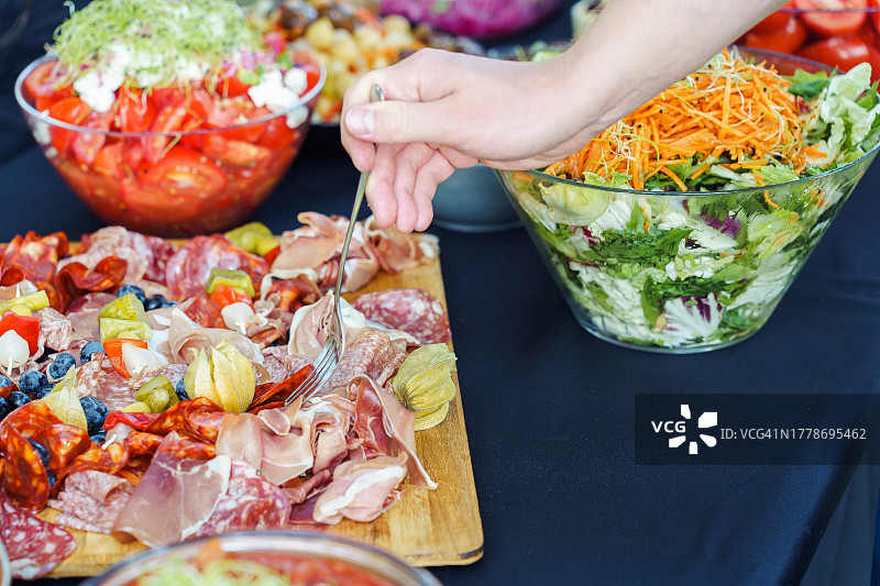 木板上的火腿配沙拉（高角度拍摄）图片素材