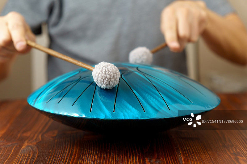 男音乐家演奏钢舌鼓图片素材