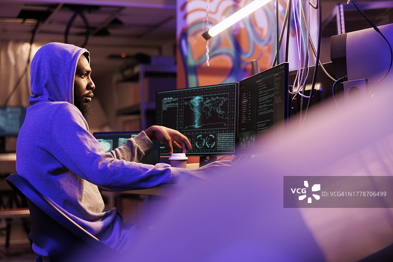 正在运行恶意间谍软件的黑客图片素材