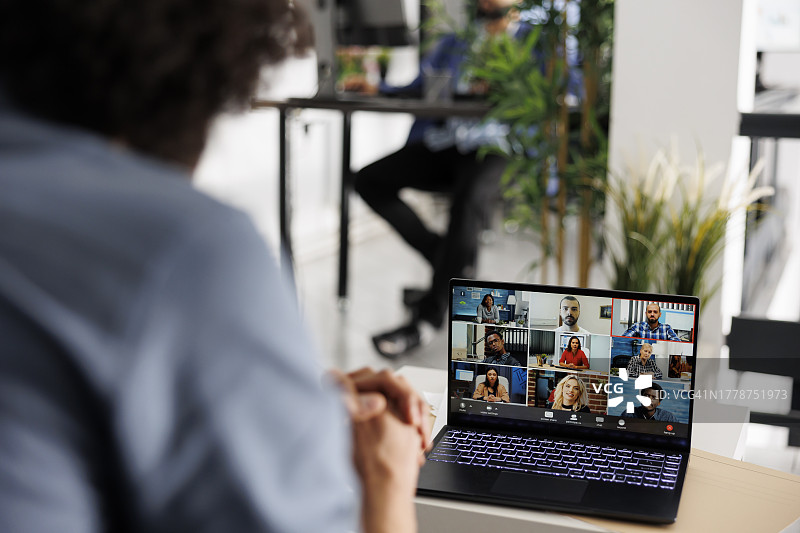 经理与员工在线会议协作战略图片素材