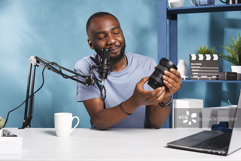 视频博主谈论新相机镜头图片素材