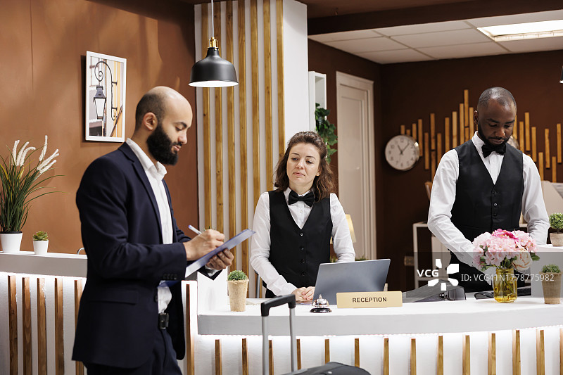 创业者抵达酒店前台图片素材