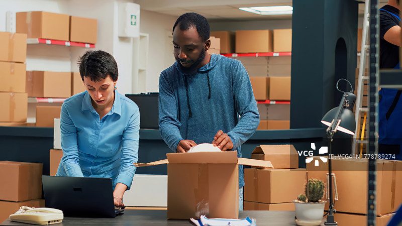 不同族裔的团队在供应链包装上工作图片素材