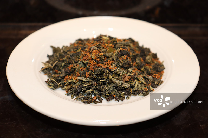 白色盘子里的干茶叶特写图片素材