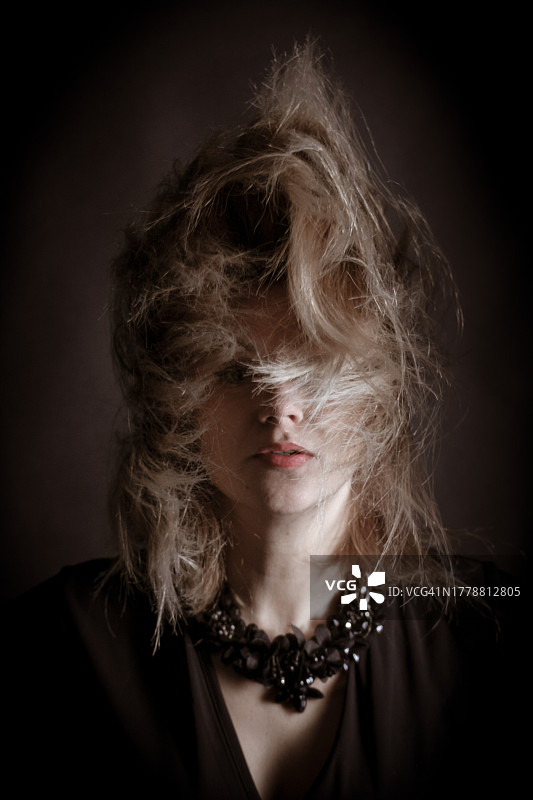 意大利黑衣金发女人特写图片素材