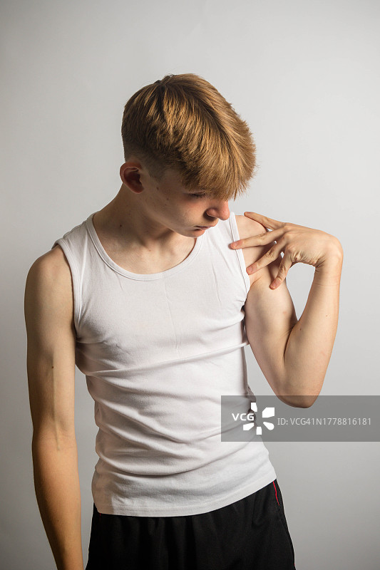 少年在英国伦敦展示肱二头肌图片素材