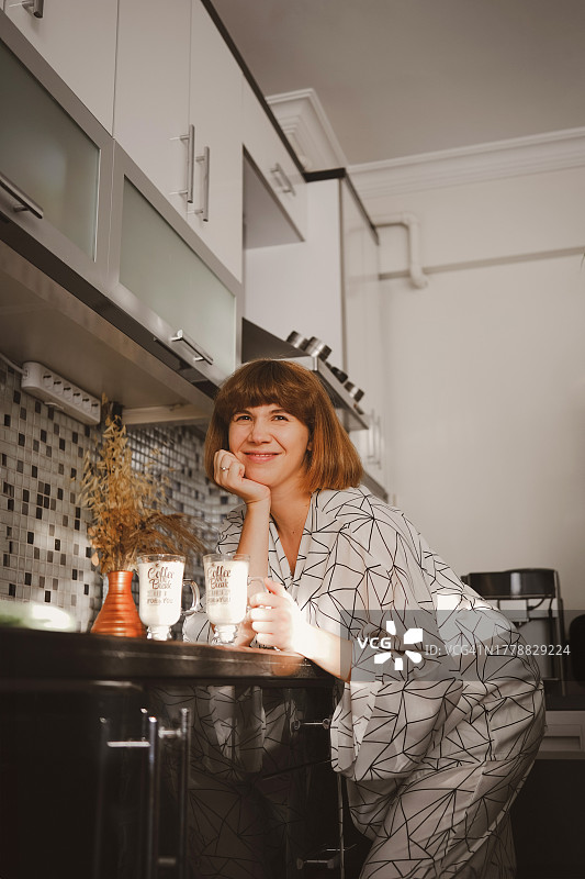 孕妇在厨房烹饪的肖像照图片素材