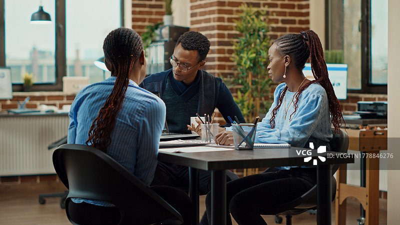 商务人士在桌子上查看分析文件图片素材