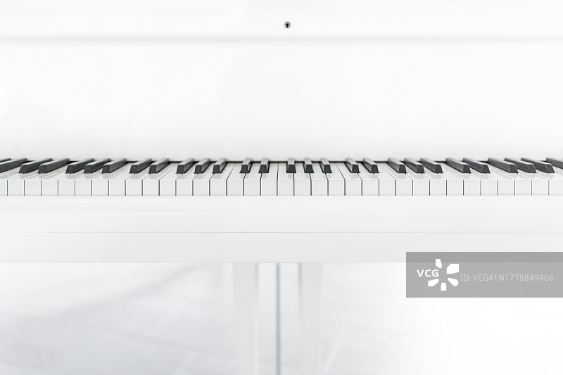 白色背景上的白色三角钢琴图片素材