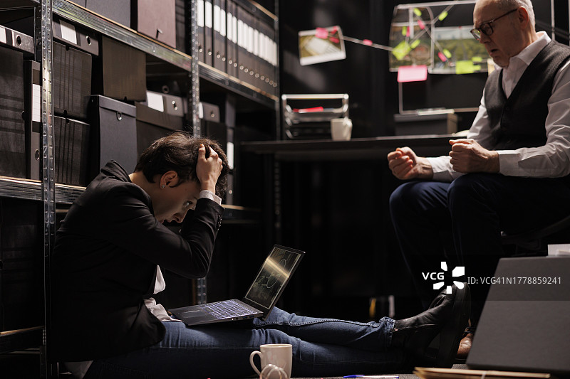 过度劳累的调查员在办公室加班处理刑事案件图片素材