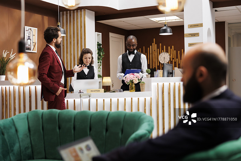 客人向前台咨询酒店服务图片素材