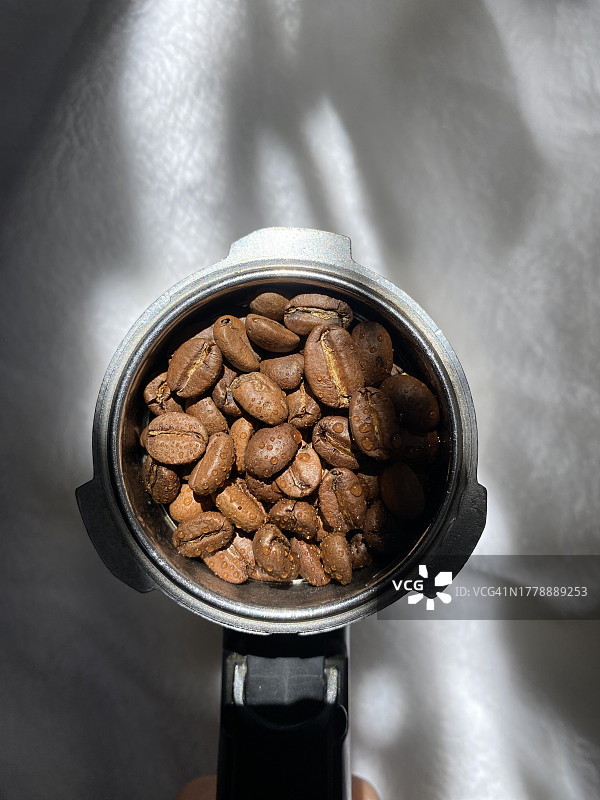 沙特阿拉伯餐桌上的容器食物俯视图图片素材