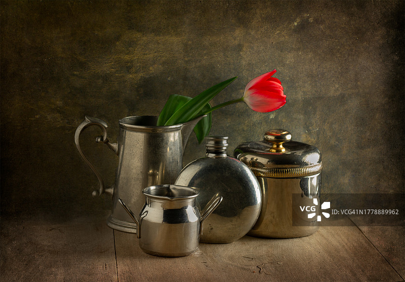 桌上放着红色郁金香的水壶特写图片素材