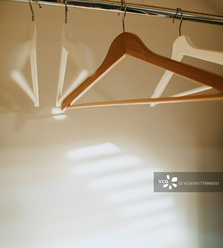 衣柜中空木衣架的概念图图片素材