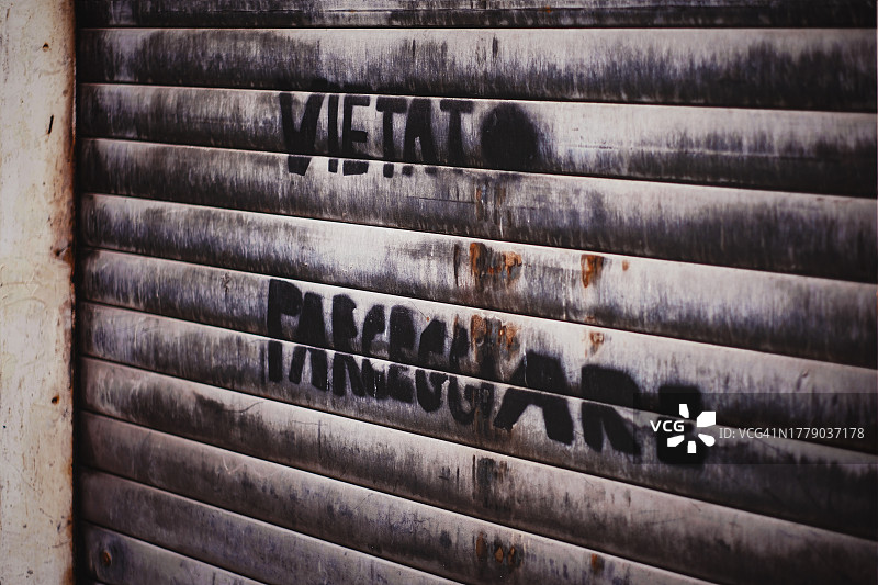 旧车库百叶窗上褪色的字母图片素材