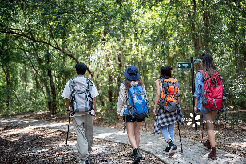 一群亚洲背包客在森林里一起旅行图片素材