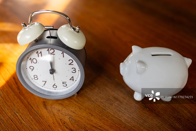 老式时钟和白色小猪储蓄罐图片素材