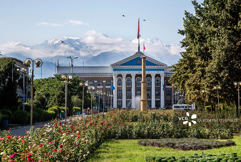 比什凯克市政厅：吉尔吉斯斯坦比什凯克市中心，中亚图片素材