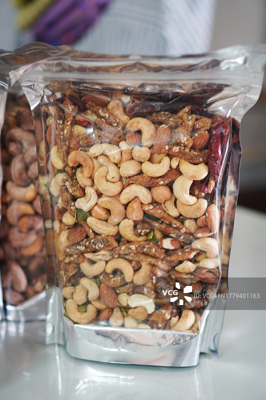 杏仁腰果葵花籽炸鱼零食图片素材