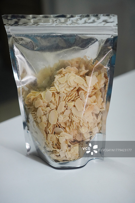 自封袋中的杏仁片图片素材