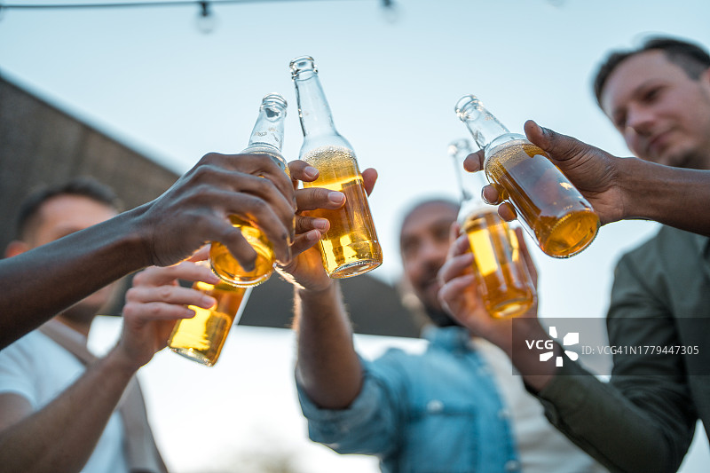 户外举杯庆祝的朋友们图片素材