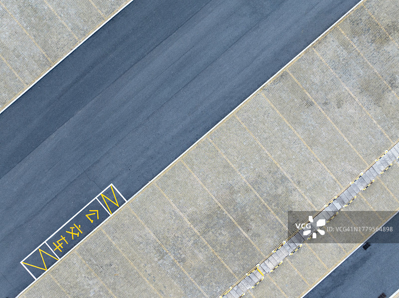 空旷停车场的航拍照片图片素材