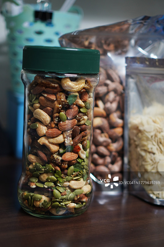 杏仁、腰果、葵花籽、香脆炸鱼图片素材