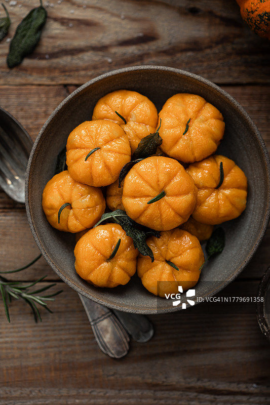 自制南瓜土豆面疙瘩配鼠尾草黄油图片素材