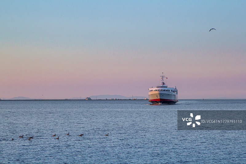 日落时分太平洋上的邮轮图片素材
