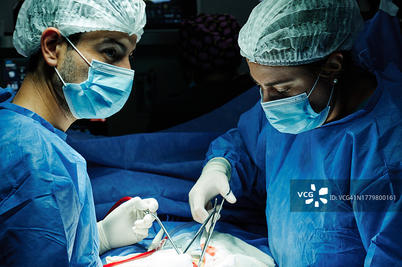 医生在医院为病人做外科手术图片素材