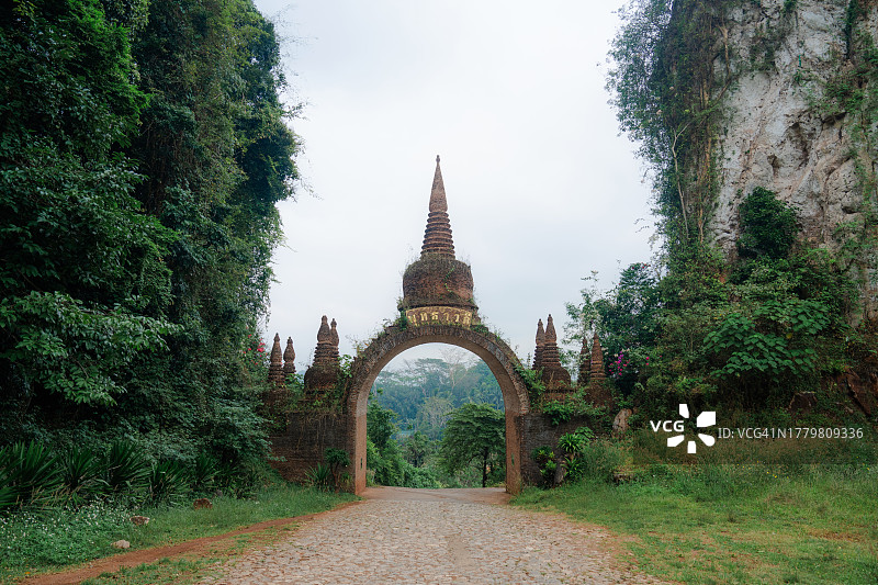 丛林中古老城门静谧景色图片素材