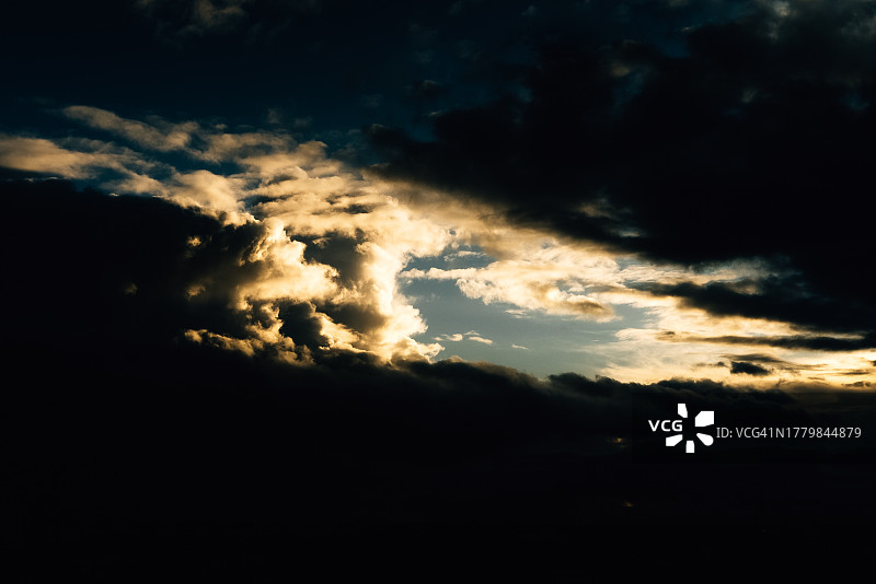 暴风雨后的日落图片素材