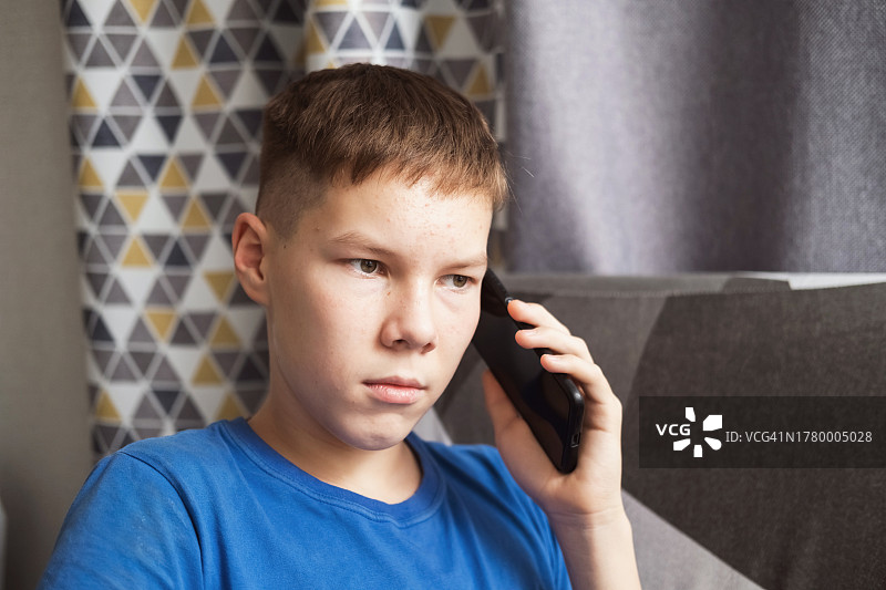 室内打电话的青少年肖像图片素材