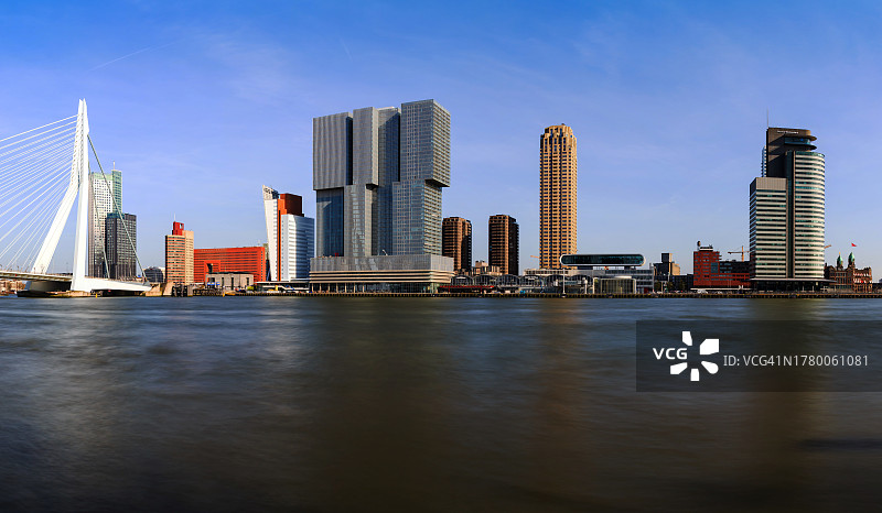 鹿特丹天际线与伊拉斯谟桥（荷兰南荷兰省）图片素材
