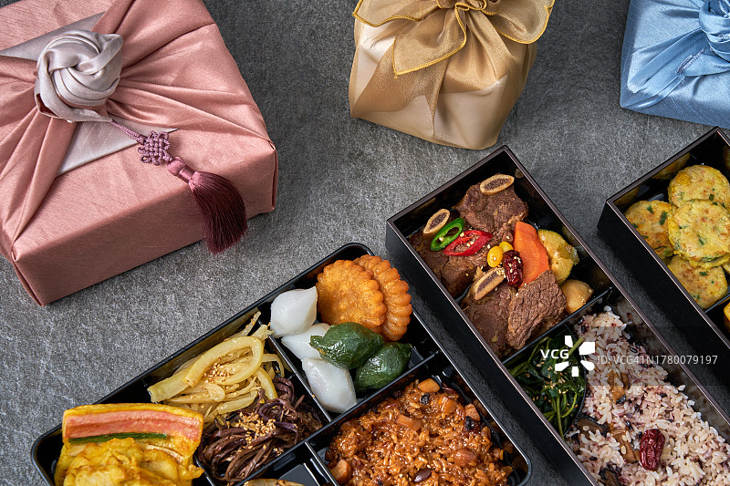 节日美食礼盒：煎饼、排骨、松饼等韩国料理图片素材