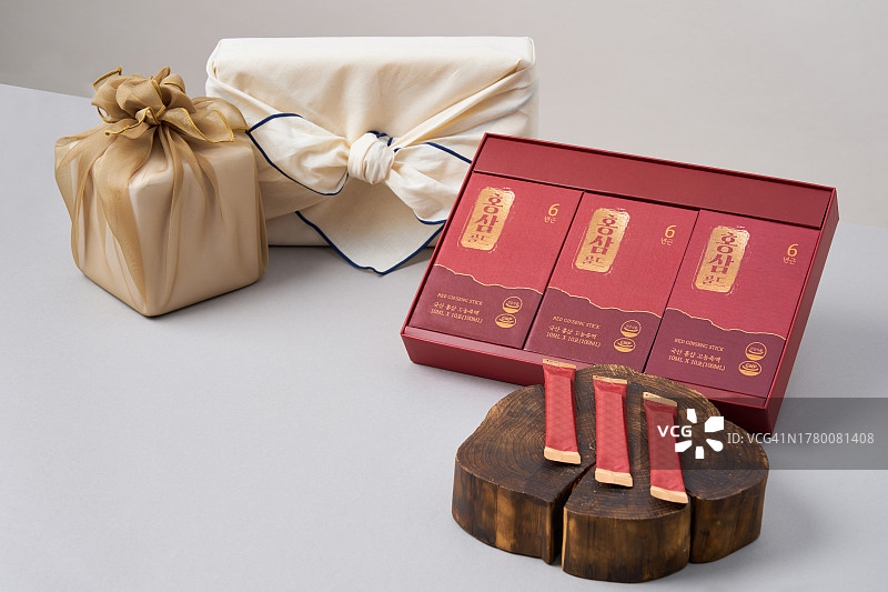 节日礼品套装与韩国红参图片素材