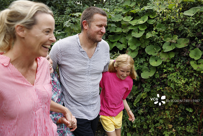 一家人在乡间散步图片素材