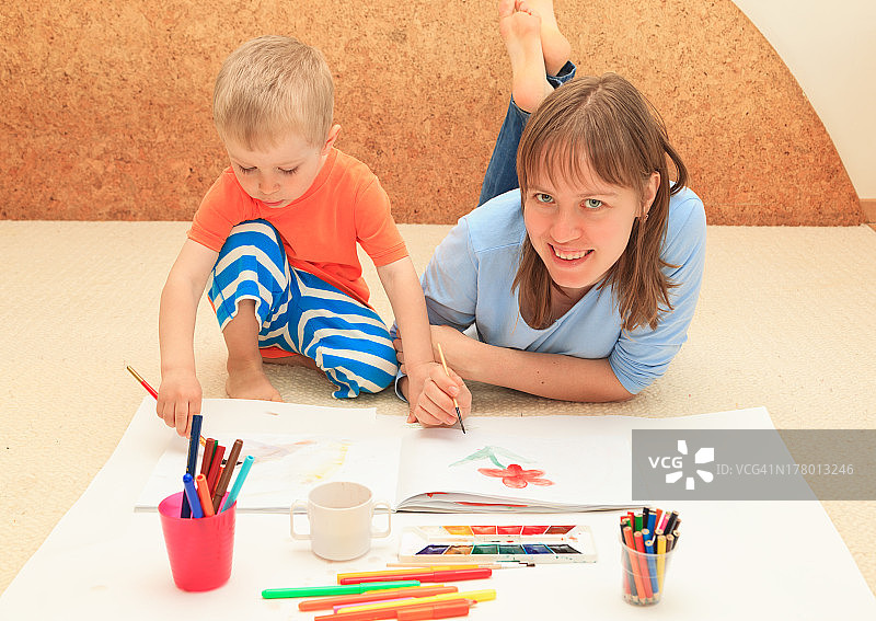 一家人一起绘画图片素材