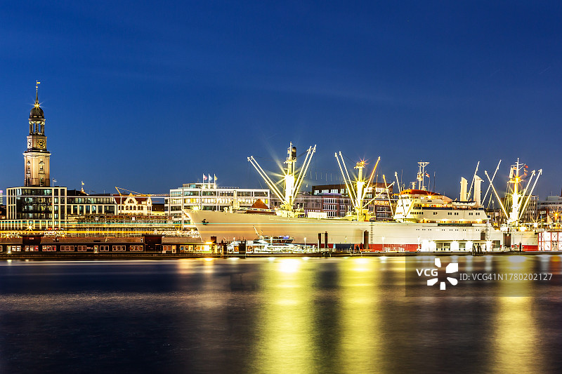 汉堡天际线：圣米迦勒教堂与历史博物馆船（德国汉堡）图片素材